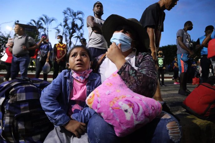 Archivo - 04 September 2021, Mexico, Tapachula: A group of migrants from Central America are making their way to the US-Mexico border from Tapachula in Mexico. For their protection, they are accompanied by representatives of human rights organizations. 