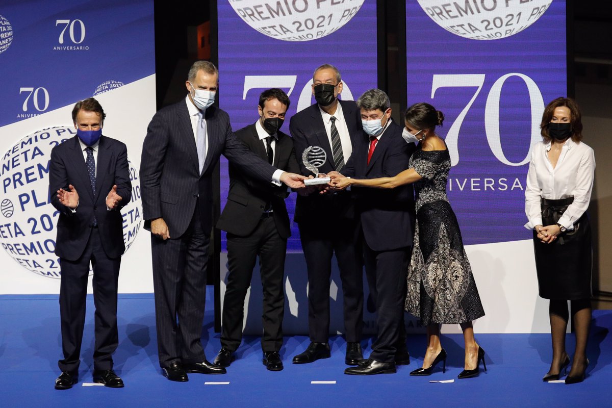 Three screenwriters with the pseudonym Carmen Mola win the 2021 Planeta Award with ‘La bestia’