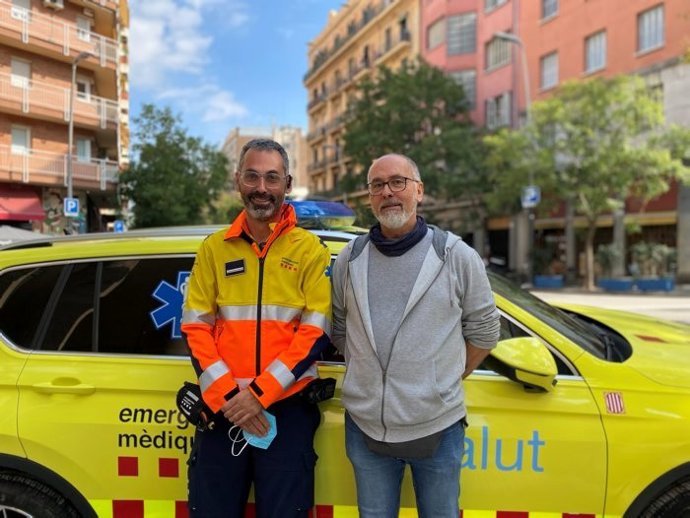 El médico del SEM Francesc Carmona amb un paciente que superó una parada cardiorrespiratoria, Alfonso Tristan