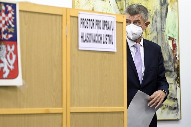 08 October 2021, Czech Republic, Lovosice: Andrej Babis, Prime Minister of Czech Republic, prepares to cast his vote inside a ballots box at a polling station. during the Czech parliamentary election. Photo: Deml Ondej/CTK/dpa