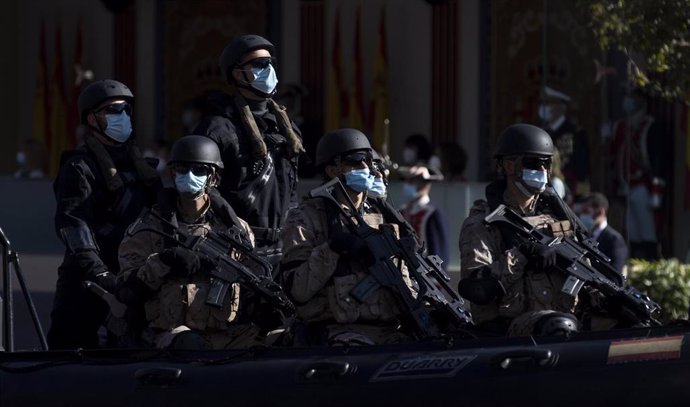 Militares durante el desfile militar en el Día de la Fiesta Nacional