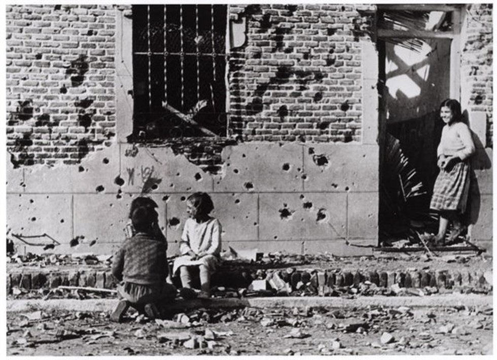Archivo - La calle Peironcely número 10, convertida en un icono de la Guerra Civil porque fue fotografiada por Robert Capa Fotografía de la Calle Peironcely 10, icono de la guerra civil, por Robert Capa