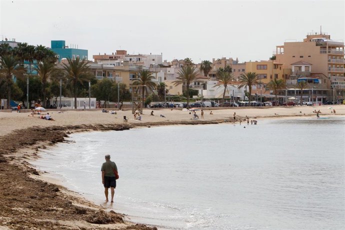 Archivo - Bañistas en una playa de Palma. 