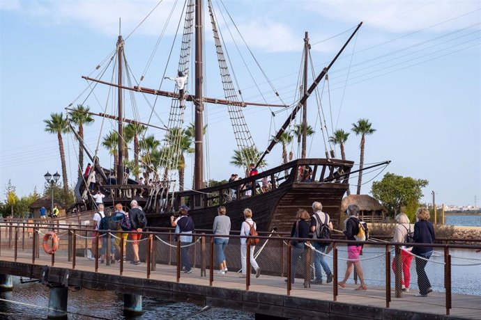 Visitantes en el Muelle de las Carabelas.