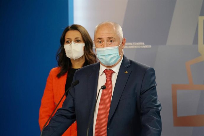 Archivo - El coordinador de Ciudadanos (Cs) en San Sebastián, José Manuel Gil Vega, interviene en una rueda de prensa junto a Inés Arrimadas