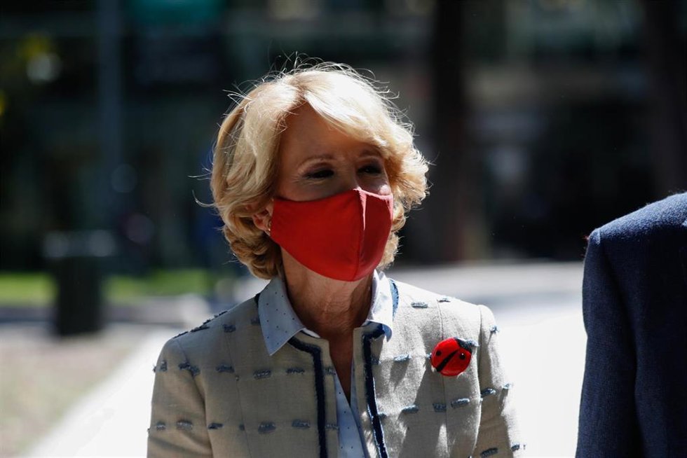 Archivo - La expresidenta de la Comunidad de Madrid Esperanza Aguirre acude a la presentación de su nuevo libro: Sin complejos