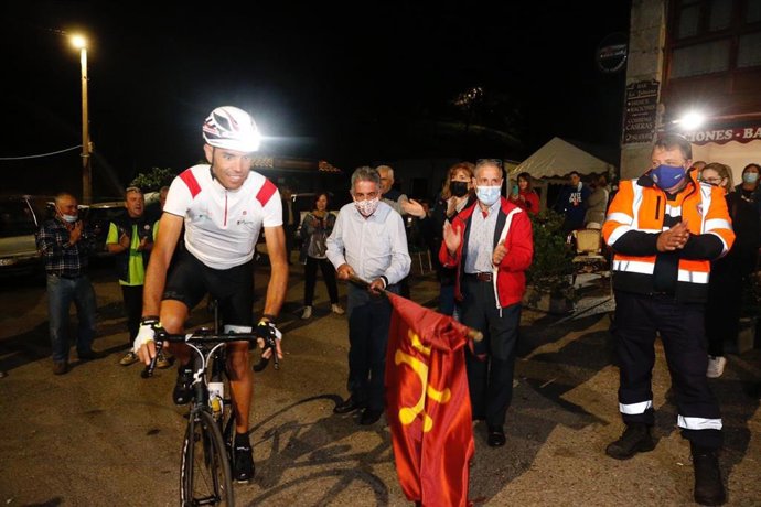 Revilla da la salida a Borja Ruiz en su intento de realizar 26 subidas seguidas en bicicleta a Los Machucos