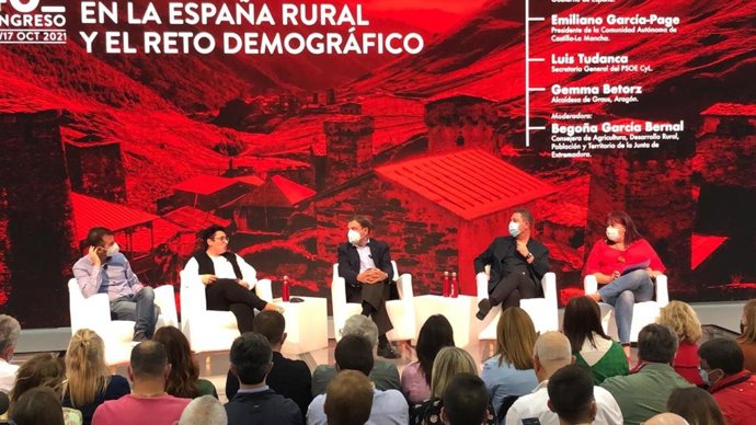 La alcaldesa de Graus defiende en el Congreso del PSOE políticas de vivienda, empleo y conectividad en el mundo rural.