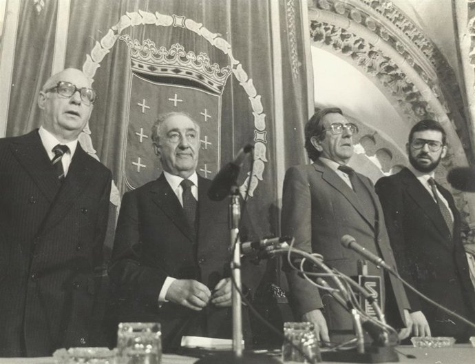 Mesa do Parlamento de Galicia con Antonio Rosón na Presidencia