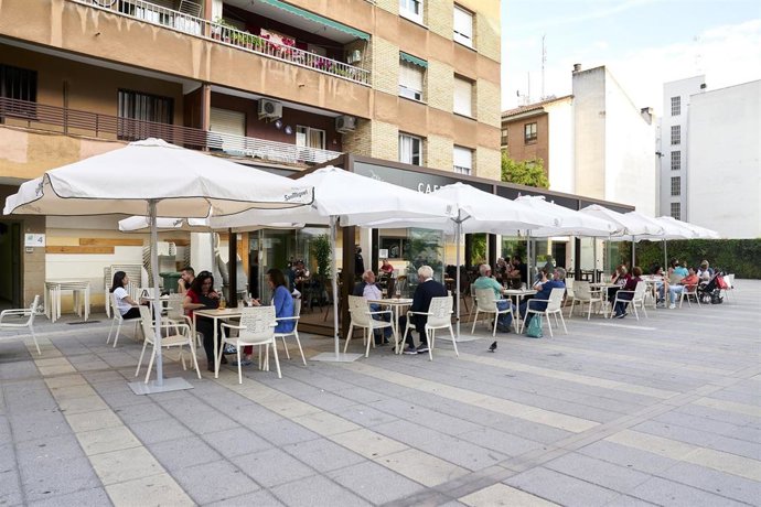 Archivo - Varias personas en la terraza de una cafetería de Móstoles 