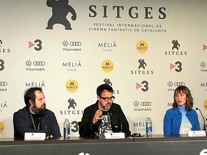 El guinista Carlos Vermut, el director Paco Plaza y la actriz Almudena Amor presentan 'La abuela' en el Festival de Sitges