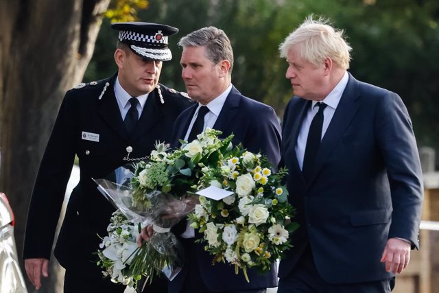 16 October 2021, United Kingdom, Leigh-On-Sea: (L-R) Chief Constable Ben-Julian Harrington, Labour Party leader Sir Keir Starmer and UK Prime Minister Boris Johnson arrive at the scene near the Belfairs Methodist Church in Eastwood Road North, where Conse