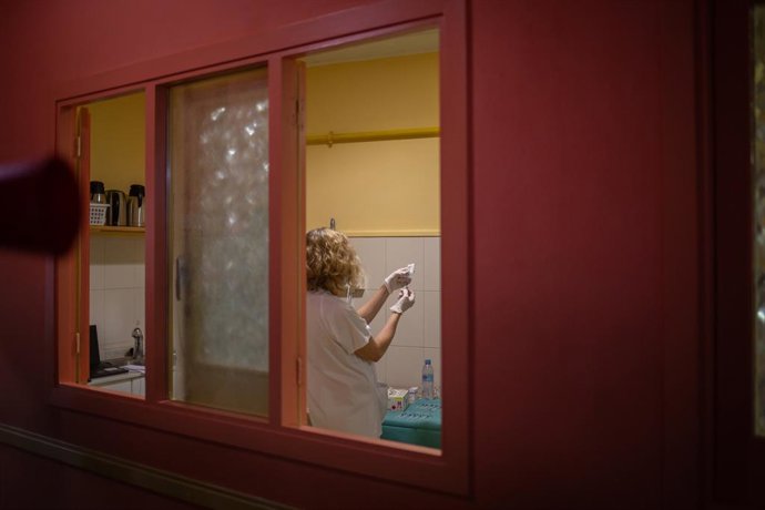 Archivo - Arxivo - Una sanitria prepara una dosi de la vacuna