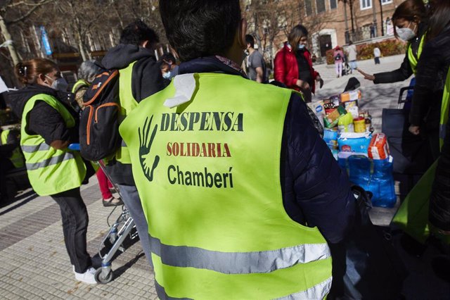 Archivo - Varios miembros de la Despensa Solidaria de Chamberí reparten alimentos a familias vulnerables en la Plaza de Chamberí frente a las puertas de la Junta de Distrito, en Madrid (España), a 13 de marzo de 2021.