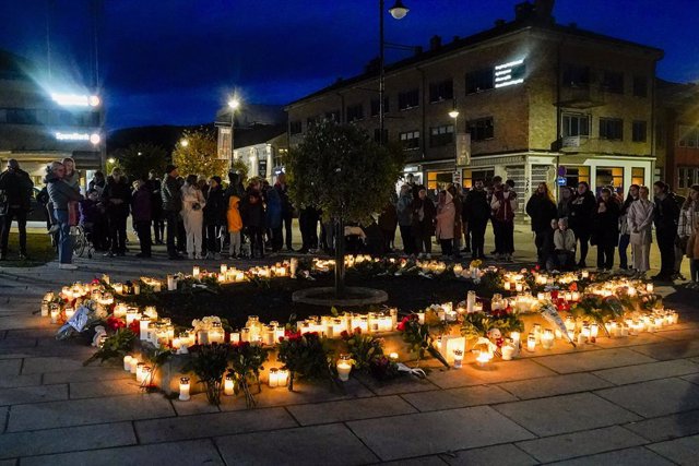 Memorial en recuerdo de las vícitmas del atentado en Kongsberg, Noruega