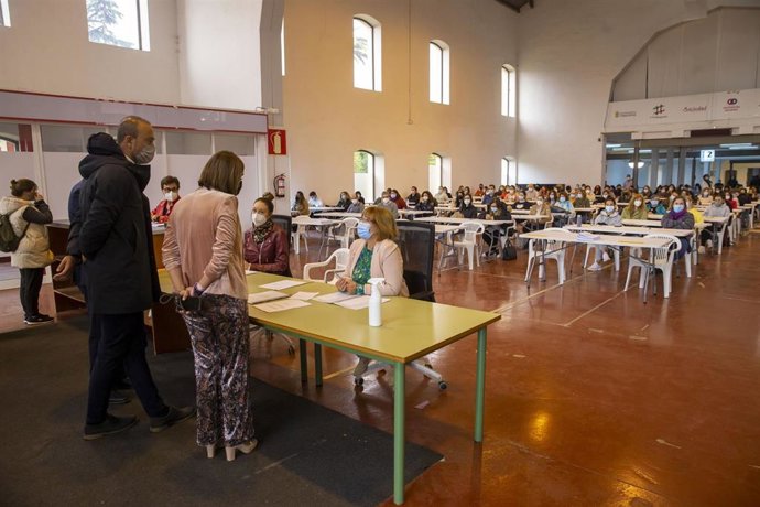 La consejera de Presidencia, Paula Fernández, y el alcalde de Torrelavega, Javier López Estrada, en las pruebas de la OEP en la Feria de Muestras de Torrelavega