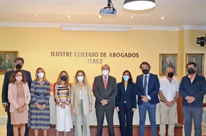 La delegada del Gobierno de la Junta de Andalucía en Cádiz, Ana Mestre, visita el Ilustre Colegio de Abogados de Jerez.