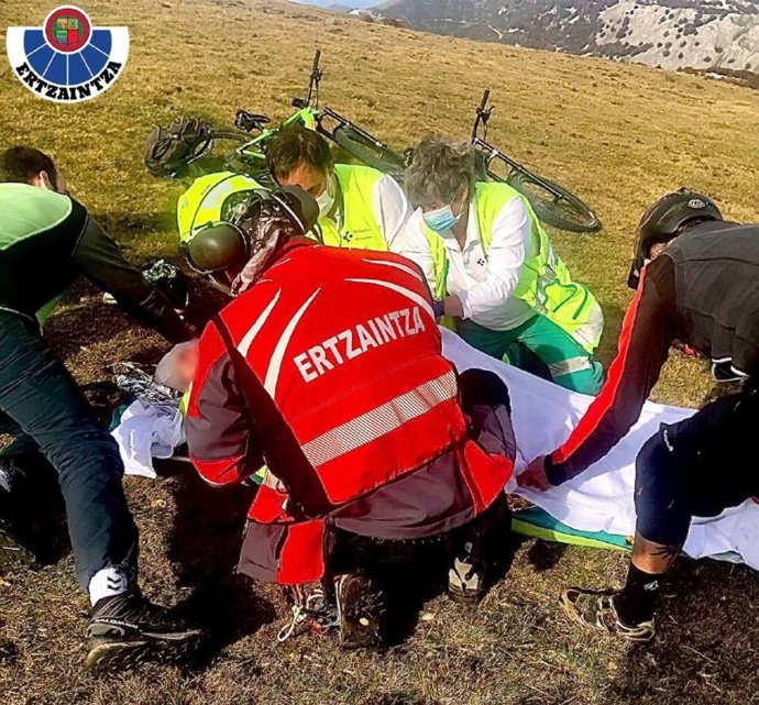 Rescate de un ciclista en el Gorbea