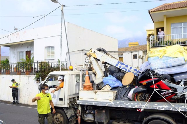 A van with all kinds of objects in its trailer, during the eviction of various areas of the municipality of Los Llanos de Ariadne, on October 14, 2021, in Los Llanos de Ariadne, La Palma, Canary Islands (Spain).  The management of Pevolca has ordered this ju