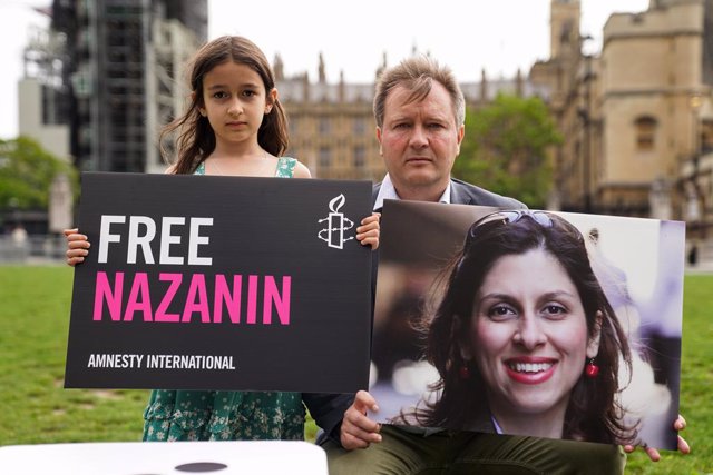 23 September 2021, United Kingdom, London: The husband of Iranian-British Nazanin Zaghari-Ratcliffe, Richard Ratcliffe (R)and their daughter Gabriella hold signs in Parliament Square to mark the 2000th day of Nazanin's being detained in Iran. Photo: Ki