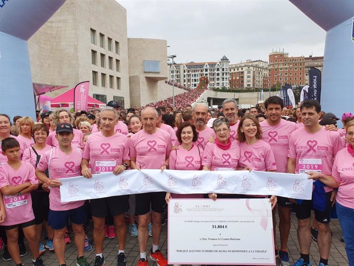 Archivo - Cabecera de la carrera de Acambi contra el cáncer de mama en Bilbao.