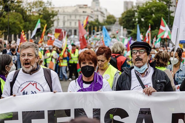 Los portavoces nacionales de COESPE ESTATAL, Ramón Franquesa; Conchita Ribera y Ciriaco García, encabezan la concentración de pensionistas por el centro de Madrid, a 16 de octubre de 2021, en Madrid, (España). 