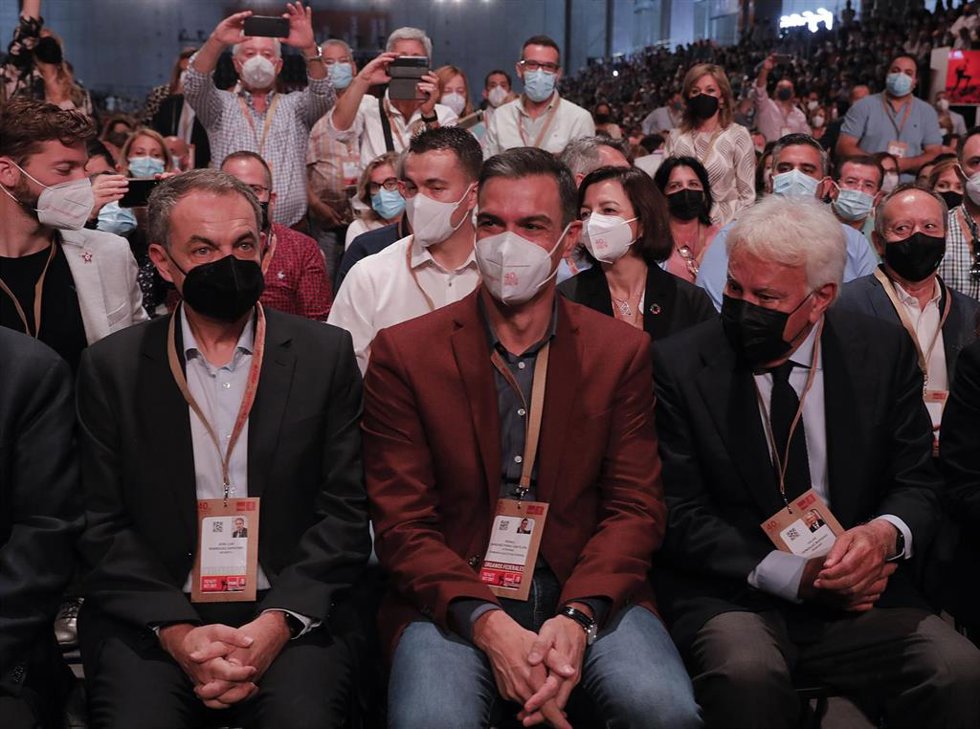 (I-D) El expresidente del Gobierno, José Luis Rodríguez Zapatero, el presidente del Gobierno, Pedro Sánchez y el expresidente del Gobierno, Felipe González, participan en el acto de apertura oficial, enmarcado en la segunda jornada del 40 Congreso Feder