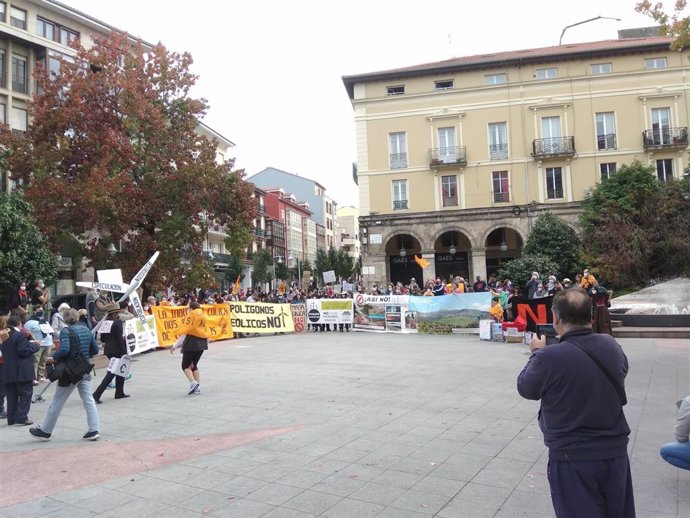 Concentración-manifestación en Torrrelavega contra los parques eólicos