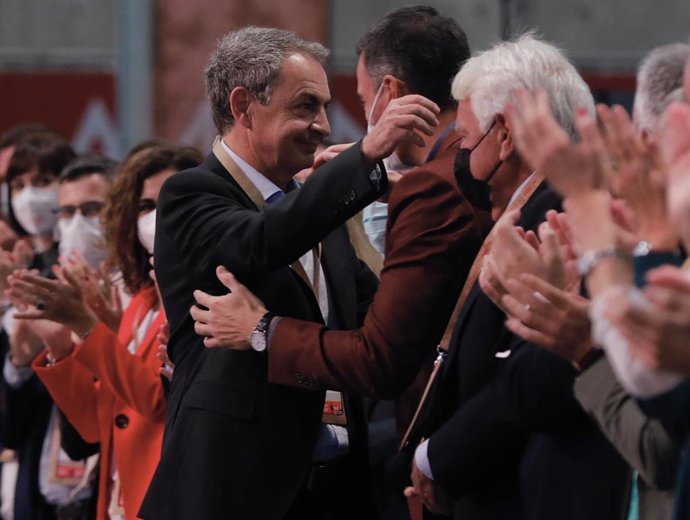 El expresidente del Gobierno, José Luis Rodríguez Zapatero (i), abraza al presidente del Gobierno, Pedro Sánchez (d), en el acto de apertura oficial, enmarcado en la segunda jornada del 40 Congreso Federal del PSOE, en la Feria de Valencia, a 16 de octu