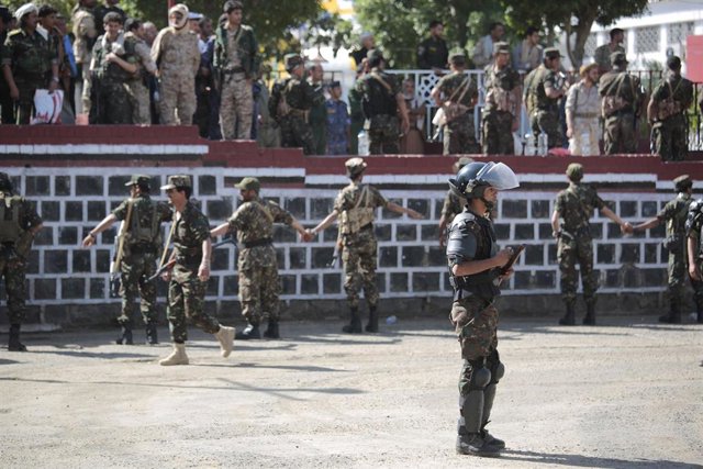 Policía huthi en la capital de Yemen, Saná