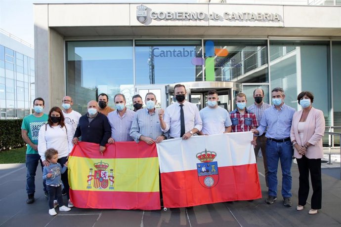 El consejero de Desarrollo Rural, Ganadería, Pesca, Alimentación y Medio Ambiente, Guillermo Blanco, recibe a los ganaderos cántabros premiados en el 41 Concurso Nacional de la Raza Frisona de CONAFE