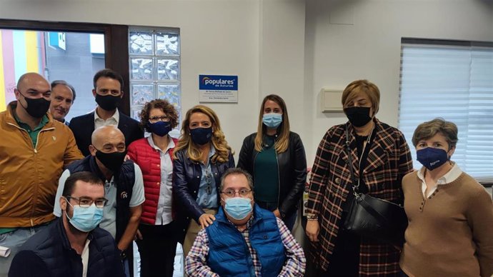 Teresa Mallada, en la nueva sede del PP de Navia