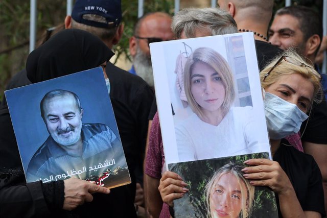 24 September 2021, Lebanon, Beirut: Members of families of the victims of the 04 August 2020 Beirut port massive explosion, stand outside the gates of Lebanon's Justice Palace, during a protest to support judge Tarek Bitar, who is looking into the blast i