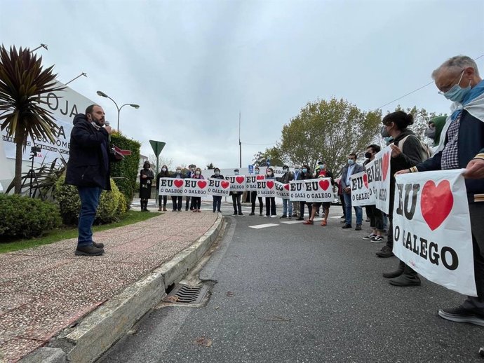 Manifestación de A Mesa pola Normalización Lingüística en Illa da Toxa, en O Grove (Pontevedra), para defender el topónimo oficial frente al Foro La Toja.