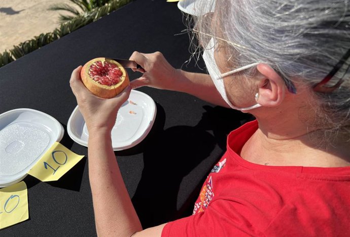 La ganadora del concurso de pelar granadas mollar de Elche