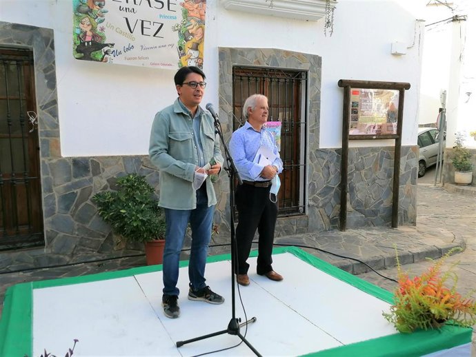 El diputado de cultura y cine, Manuel Guzmán, y el alcalde de Velefique,  Rafael García