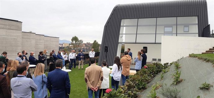 Enrique Fernández visita la casa de Sunthalpy en Villamegil