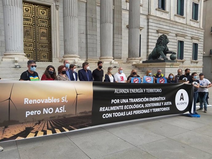 Entrega del manifiesto de ALIENTE en la puerta del Congreso de los Diputados en Madrid.