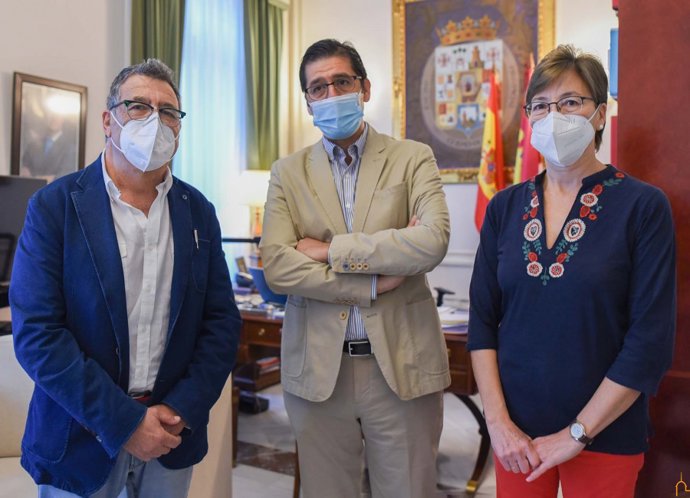 El presidente de la Diputación, José Manuel Caballero, con la asociación de taxistas