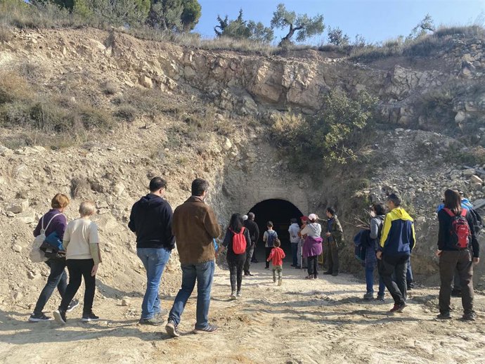 Fonz (Huesca) descubre al público una nueva batería artillera, un tramo de trinchera y dos aljibes de la Guerra Civil.
