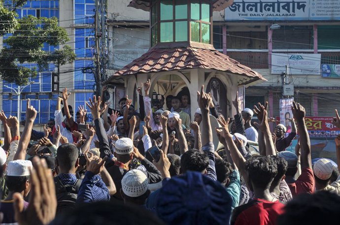 Musulmanes protestan en Bangladesh por la supuesta profanación de un Corán