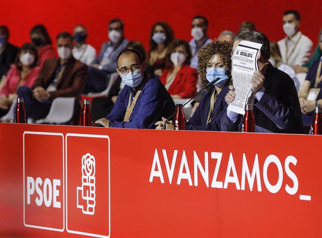 El presidente de la Generalitat valenciana, Ximo Puig (d), levanta  un periódico de 'El Socialista', en el acto de apertura oficial, enmarcado en la segunda jornada del 40 Congreso Federal del PSOE, en la Feria de Valencia, a 16 de octubre de 2021, en Val