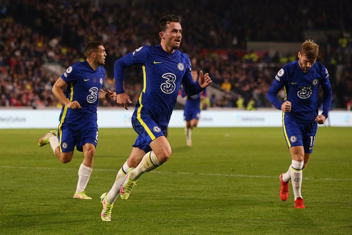 16 October 2021, United Kingdom, London: Chelsea's Ben Chilwell (C) celebrates scoring his side's first goal during the English Premier League soccer match between Brentford and Chelsea at the Brentford Community Stadium. Photo: Paul Terry/CSM via ZUMA 