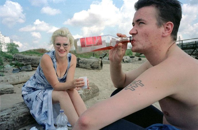 Dos jóvenes bebiendo alcohol en Rusia