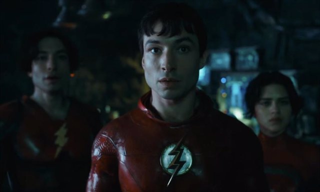 DC Fandome: Dos Barry Allen y una Supergirl reclutan al Batman de Michael Keaton en la DC Fandome
