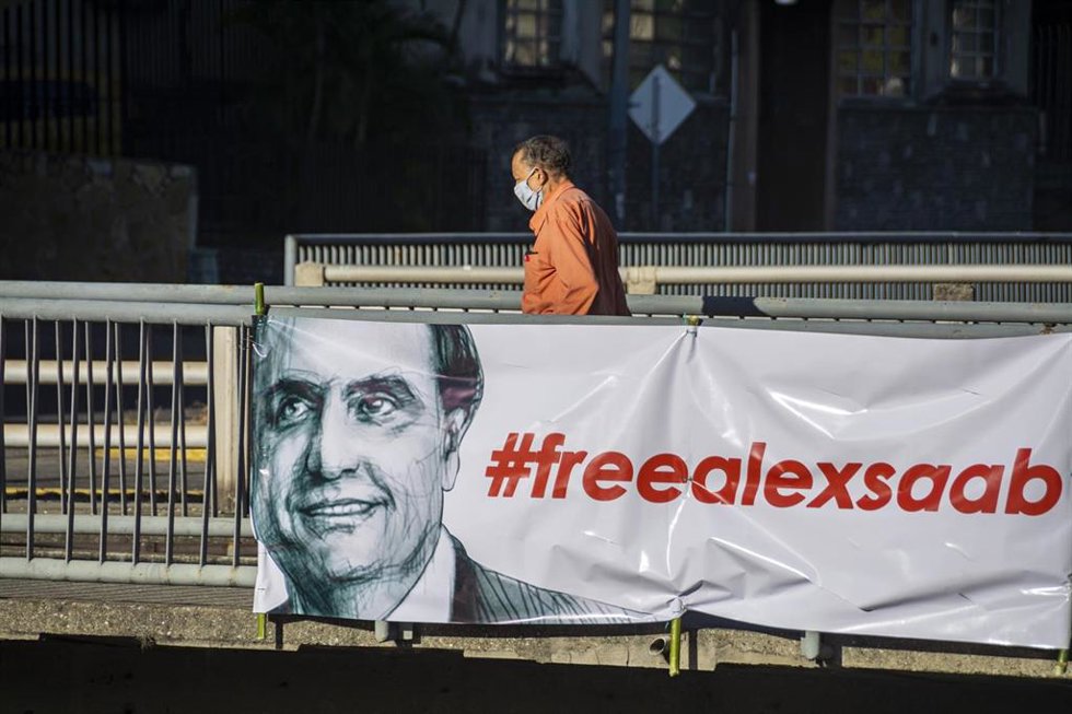 Archivo - Pancarta a favor de la liberación de Alex Saab en Caracas