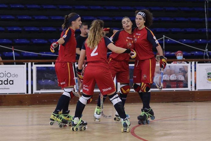 La selección española femenina de hockey patines celebra uno de sus goles en el triunfo ante Francia (8-0) en el Campeonato de Europa 2021