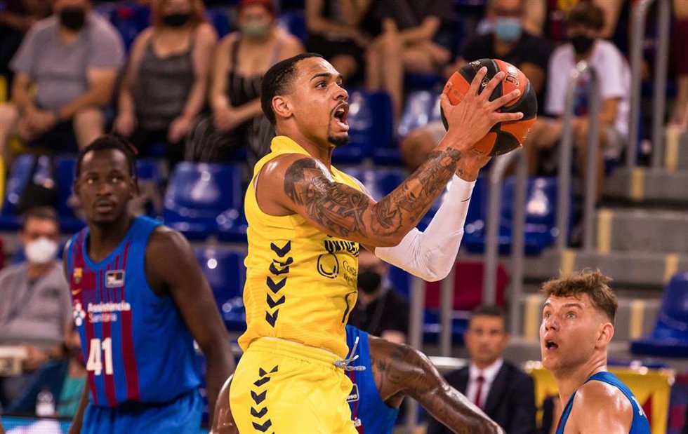 Jordan Davis of UCAM Murcia drives to the basket in action during the Liga Endesa - ACB match between Fc Barcelona  and UCAM Murcia at Palau Blaugrana on September 19, 2021 in Sant Joan Despi, Spain.