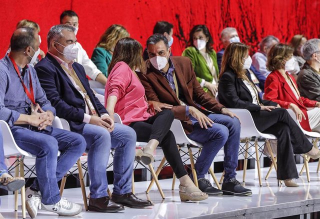 (I-D) El secretario de Organización del PSOE, Santos Cerdán; la presidenta del PSOE, Cristina Narbona; el presidente del Gobierno, Pedro Sánchez y la vicesecretaria general del PSOE, Adriana Lastra, participan en el acto de apertura oficial, enmarcado en 