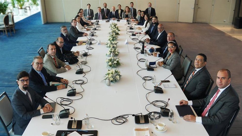Archivo - Mesa de negocaición entre el Gobierno y la oposición de Venezuela en México